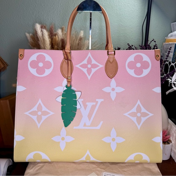 EUC Louis Vuitton Monogram Giant By The Pool OnTheGo GM Light Pink - Picture 3 of 10